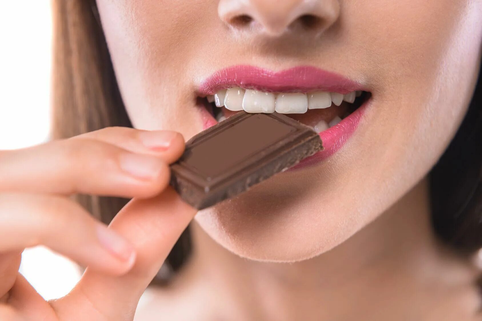 Ест шоколад. Женщина ест шоколад. Сладкое для зубов. Что делать после сладкого