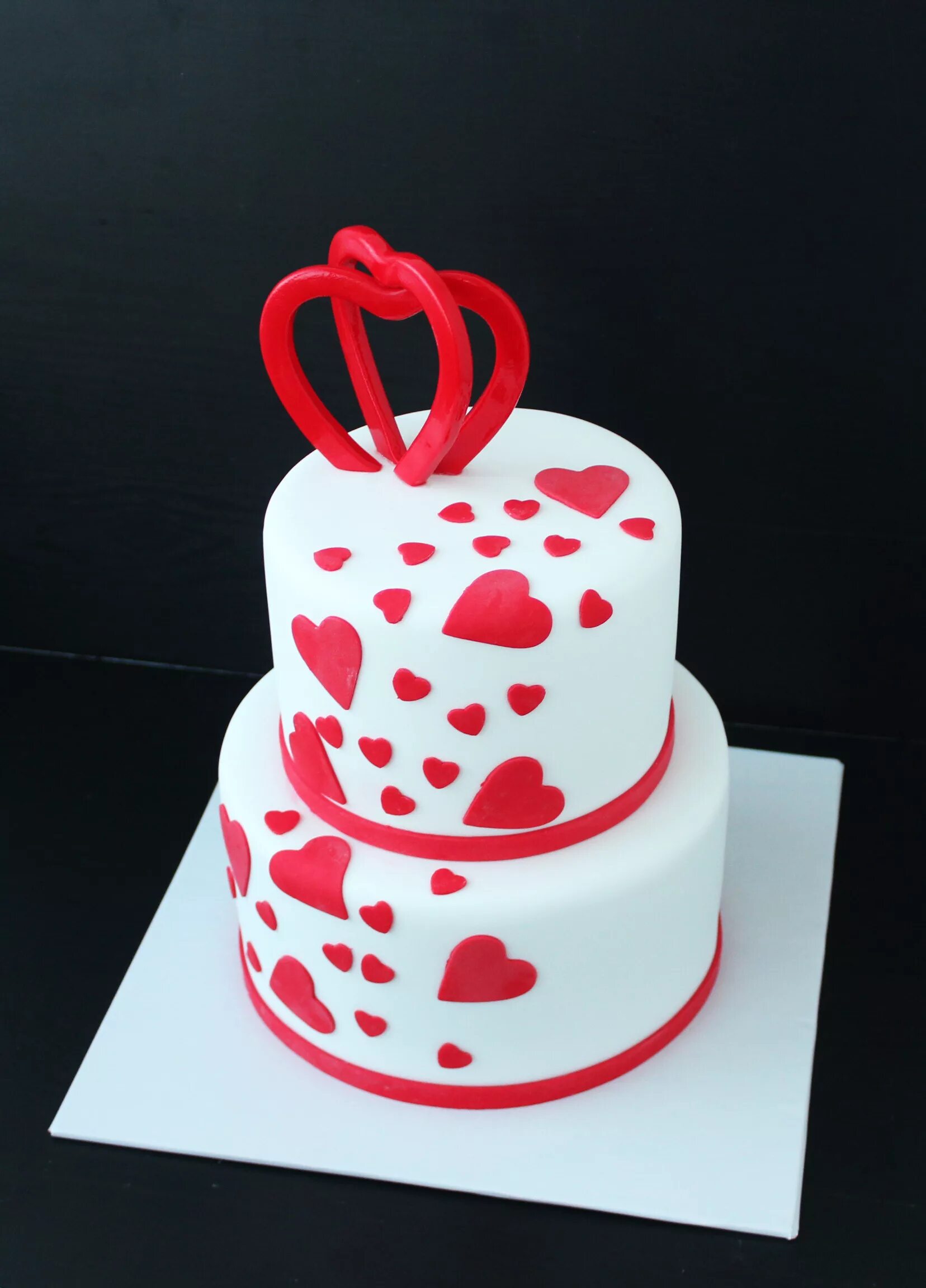 Украшение красного торта. Белый торт с сердечками. Белый торт с сердечками. Торт в виде сердца. Торт с сердечками.