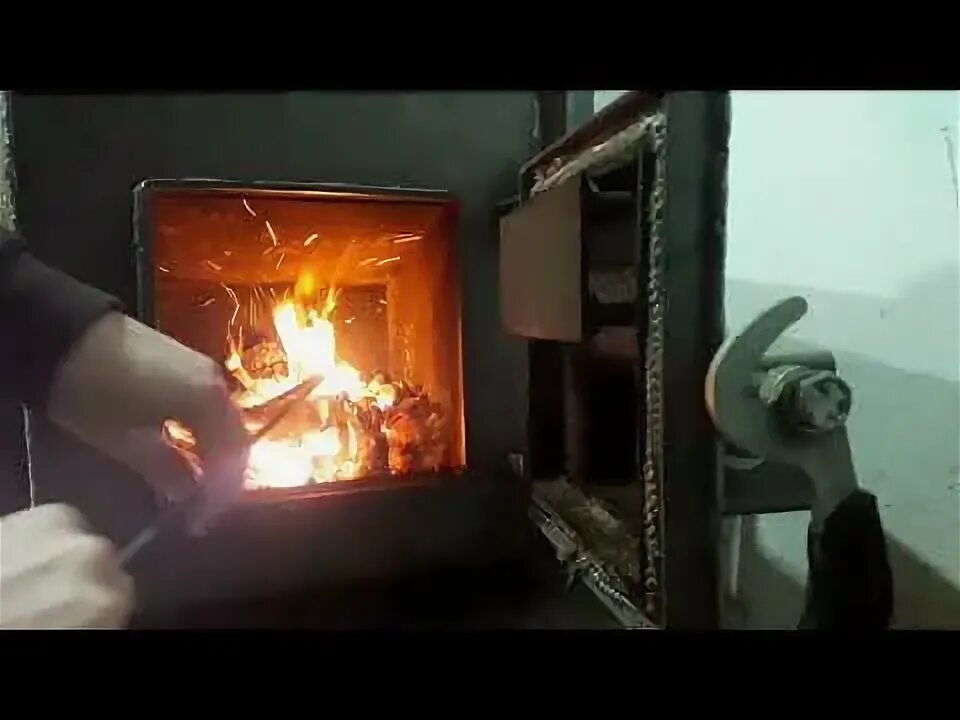 Котел газ уголь дрова. Котел для брикетов топливных. Растопка угольного котла. Как топить котел длительного горения дровами правильно. Угольный котёл атос.