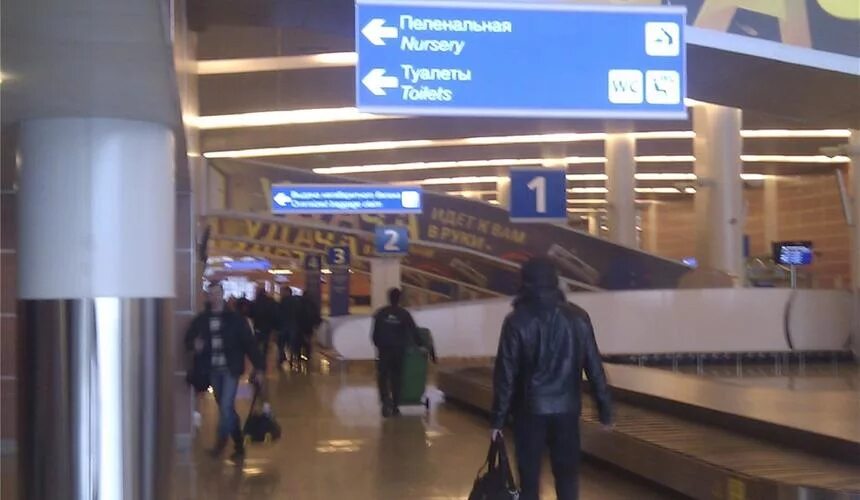 где в аэропорту встречают прилетающих