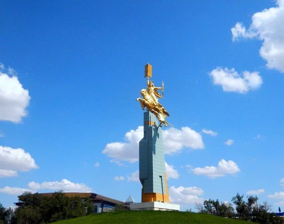 элиста монумент. золотой всадник элиста джангар. всадник элиста. монумент золотой всадник элиста. всадник элиста.