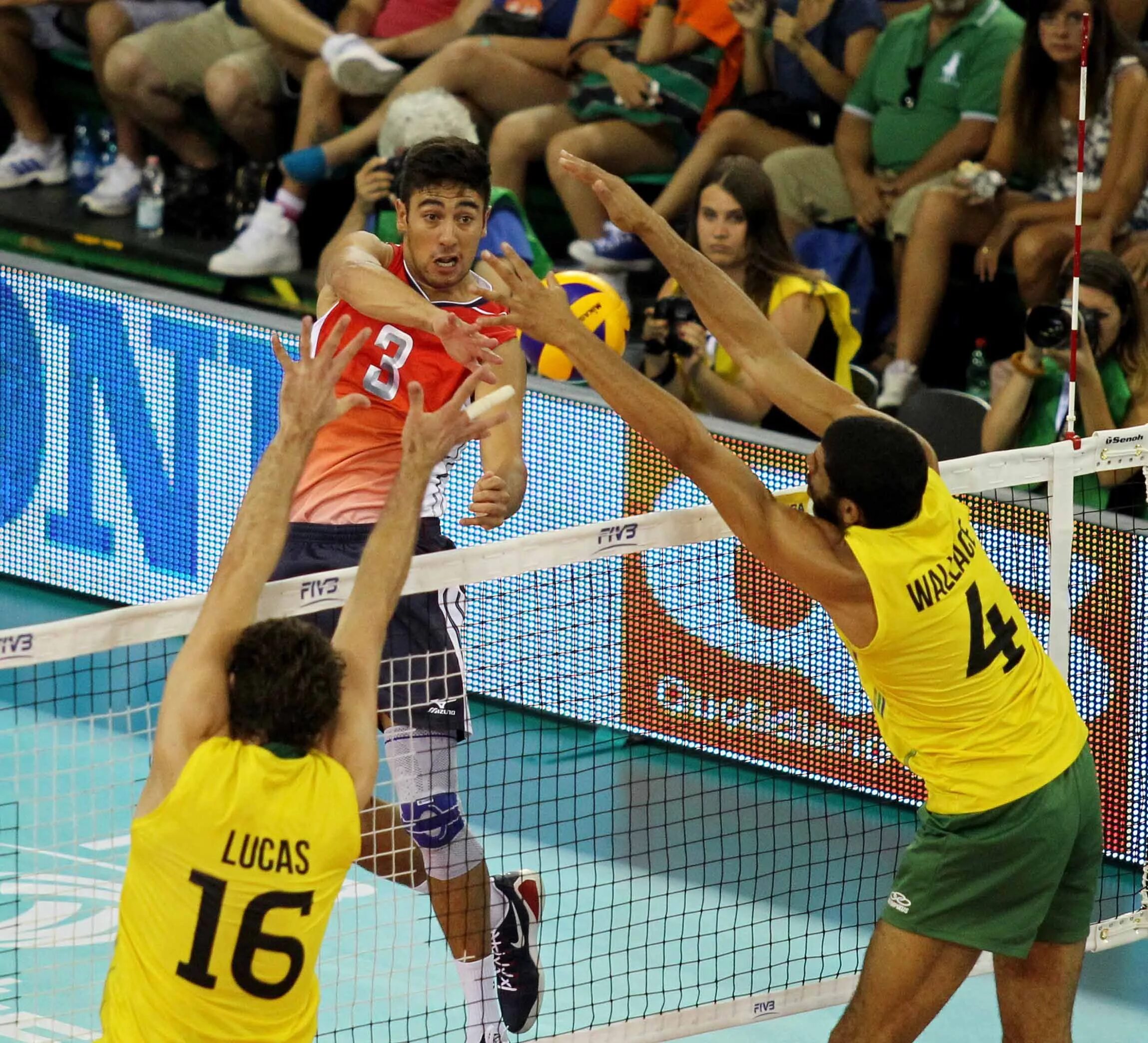 Volley перевод. Сандер волейбол. Волейбол man. Олимпийская деревня 80 волейбол. Красивые волейболисты USA.