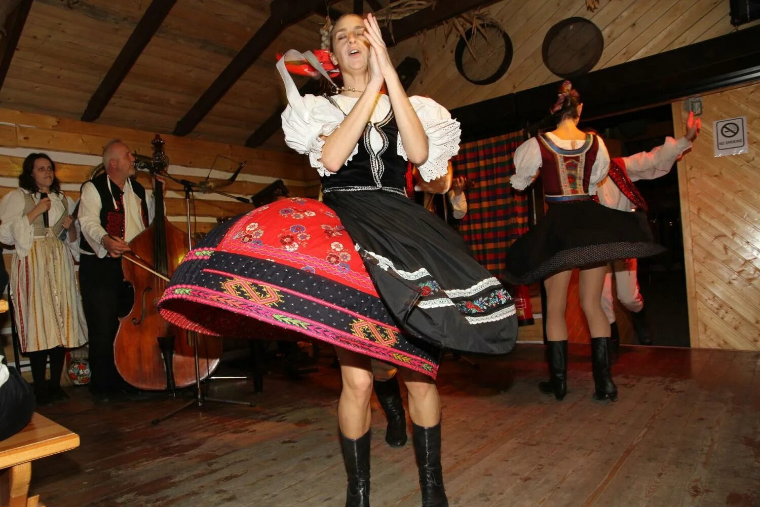 Клуб голдфингер прага. Герлз найт аут. Пивной фестиваль октоберфест в мюнхене. Вечеринки чехия видео. Вечеринки чехия видео.