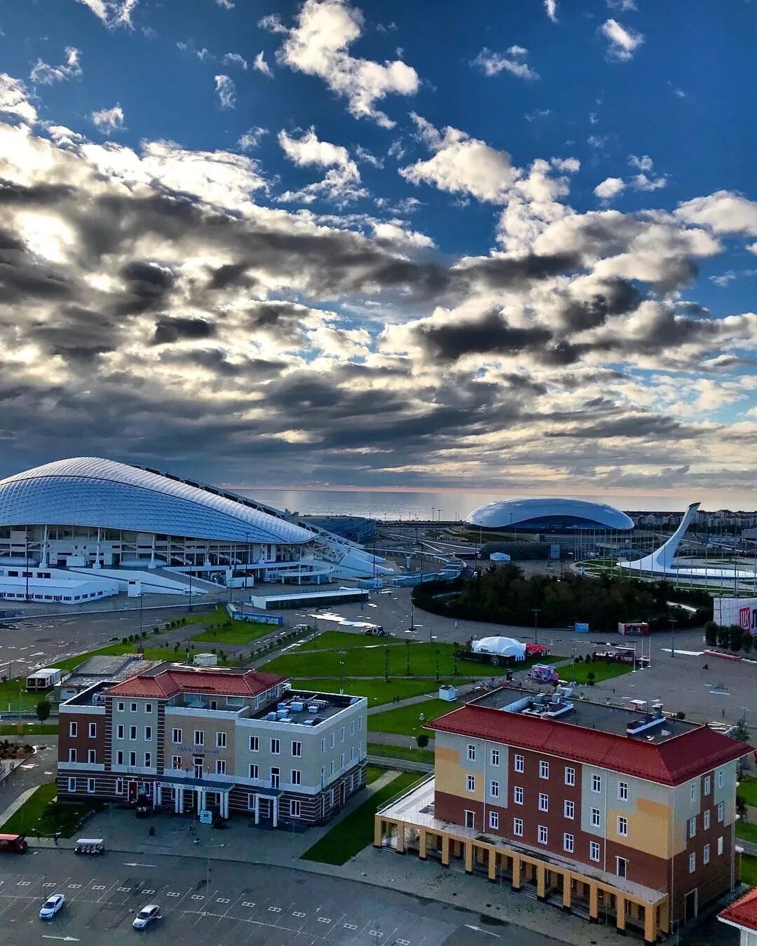 Поселок олимпийский парк. Олимпийская деревня Сочи, Адлер. Олимпийский городок Сочи. Сочи парк Олимпийская деревня. Сочи Адлер Олимпийский парк.