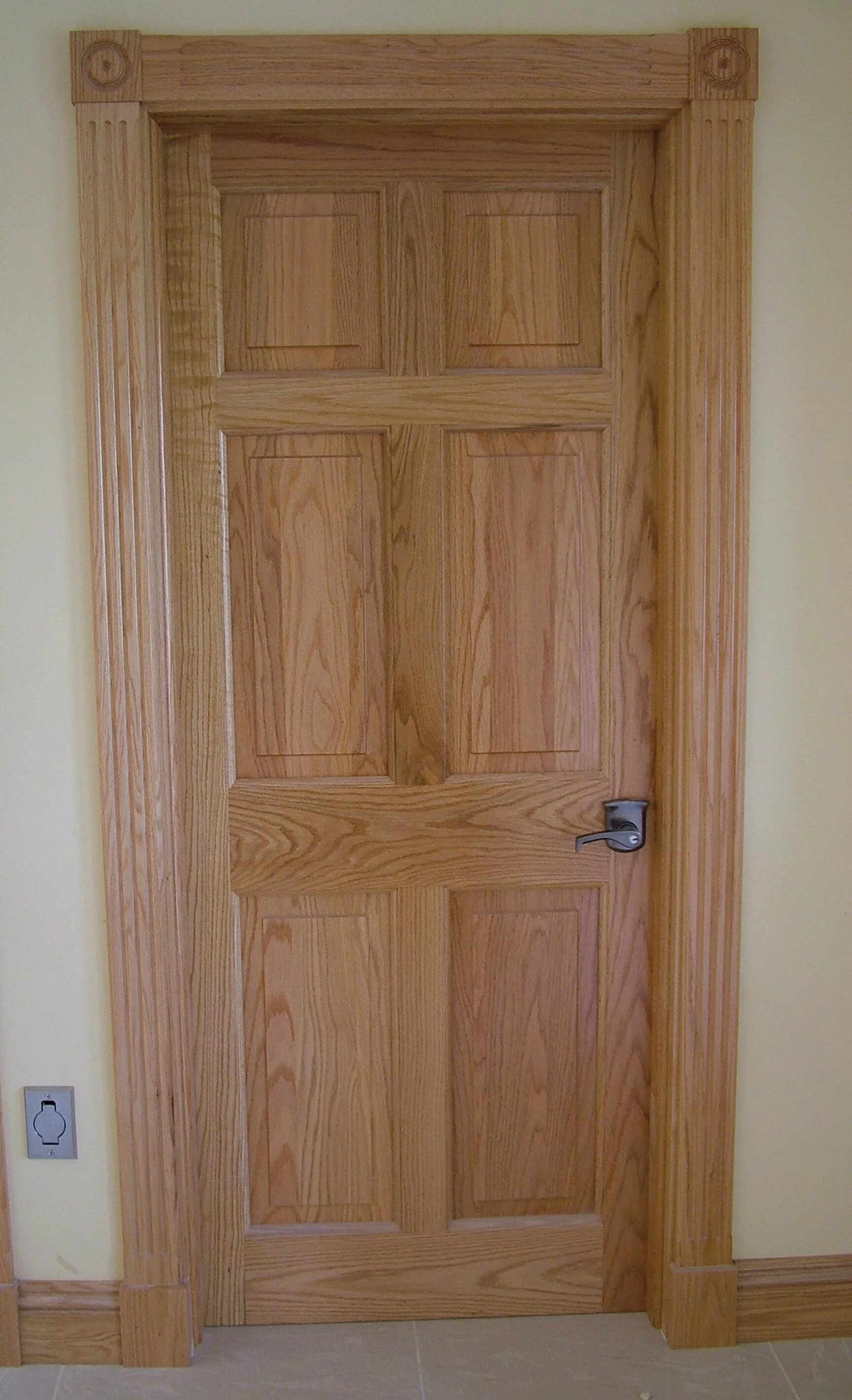 Массивная деревянная дверь. Деревянные двери межкомнатные. Двери межкомнатные массив. Двери входные деревянные филенчатые. Где купить деревянные двери