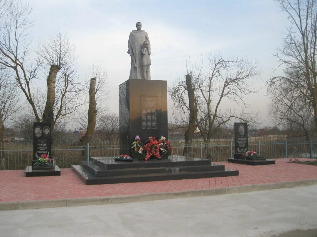 Памятники в Черноерковской. Памятные места ст Черноерковской. Памятник военному летчику в Черноерковской Славянского района. Братская могила х Прикубанский Славянского района. Станица черноерковская славянского района краснодарского края