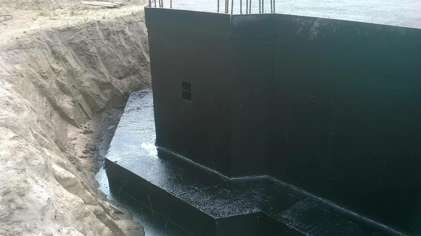 Цоколь в воде