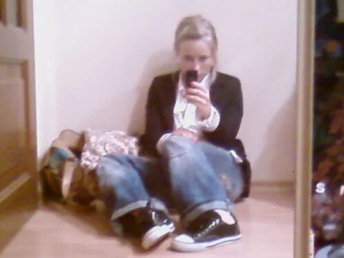 Нюхает туфли. Нюхает носки девушки. Нюхает носки девушки. Девочка нюхает носки. Носки нюхать.