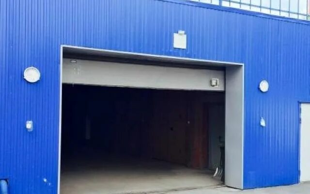 Боксовые гаражи. Гаражный бокс это. Бокс для автомобиля гараж. Гаражный бокс внутри. Комплекс гаражей.