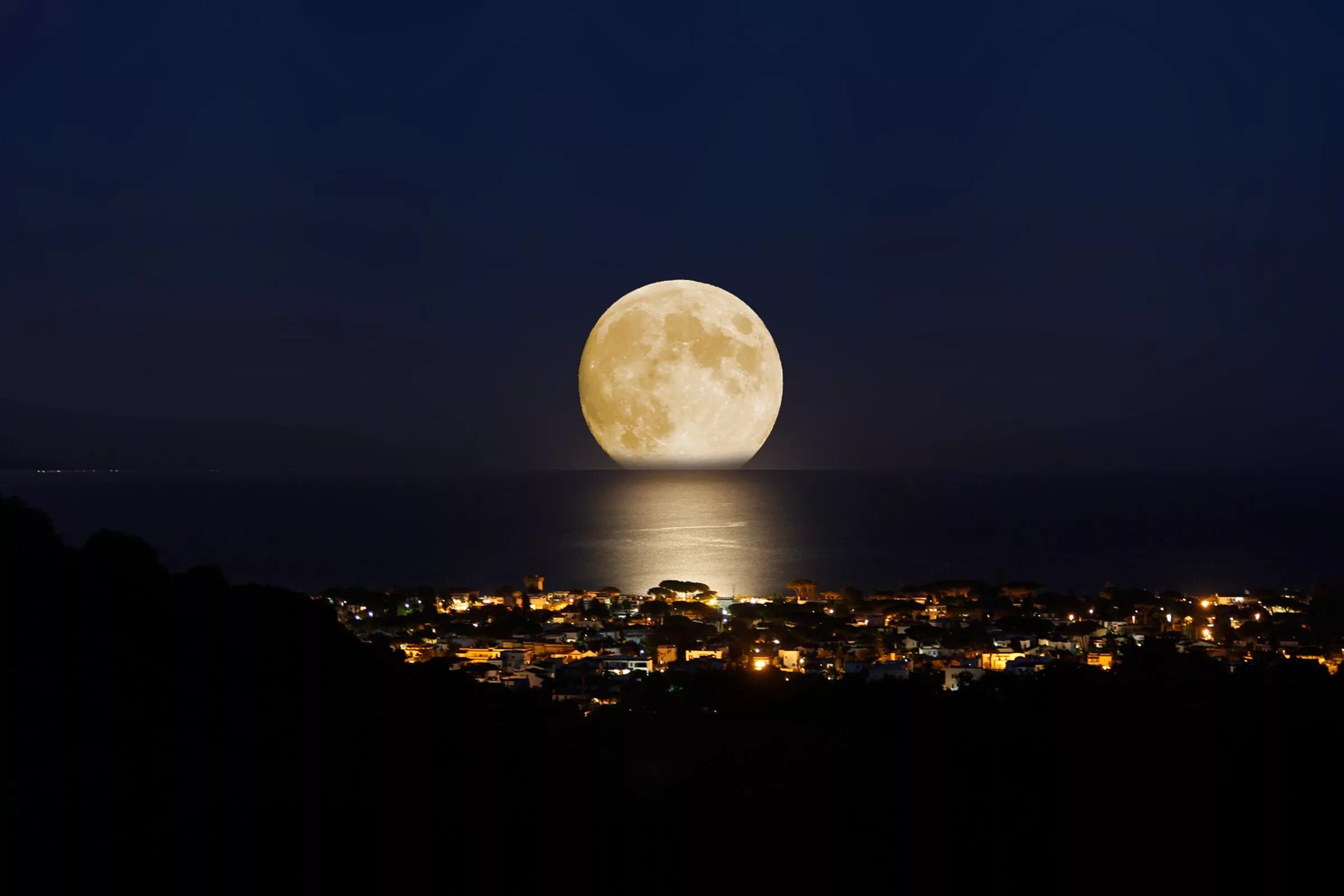 Греция суперлуние. Огромная Луна. Полная Луна. Ночная Луна.