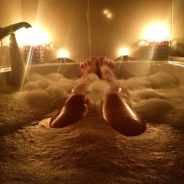 ванна для ног. женские ноги в ванне. ножки девушек в ванне с пеной. женские ноги в ванной. ноги девушки в пене в ванной.