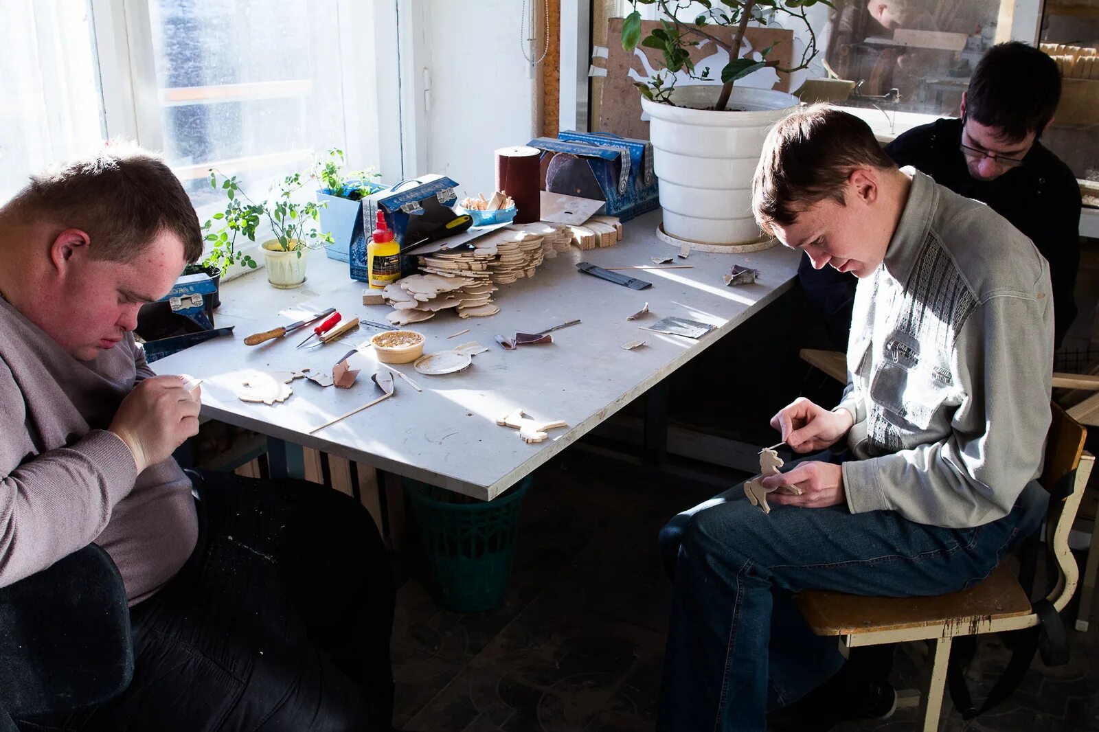 Столярная мастерская для мужчи. Мастерских где работают. Карпентер вудворкинг. Мастерских где работают. Плотник.