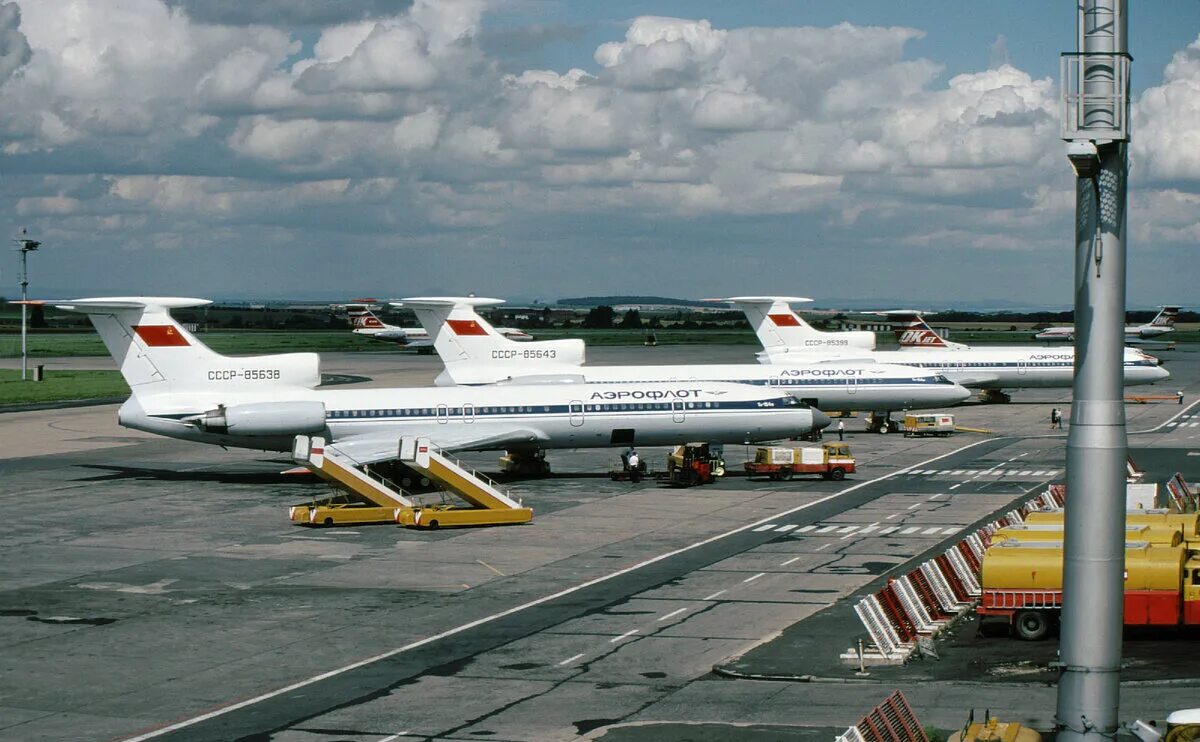 1959 - в москве открыт международный аэропорт «шереметьево». Аэродром гражданской авиации. Старый аэропорт бишкек фрунзе. Аэродром гражданской авиации. Самолет на земле.