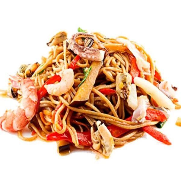 Удон и соба. Соба с морепродуктами. соба с морскими гадами. вок дары моря. вок с морепродуктами на белом фоне.
