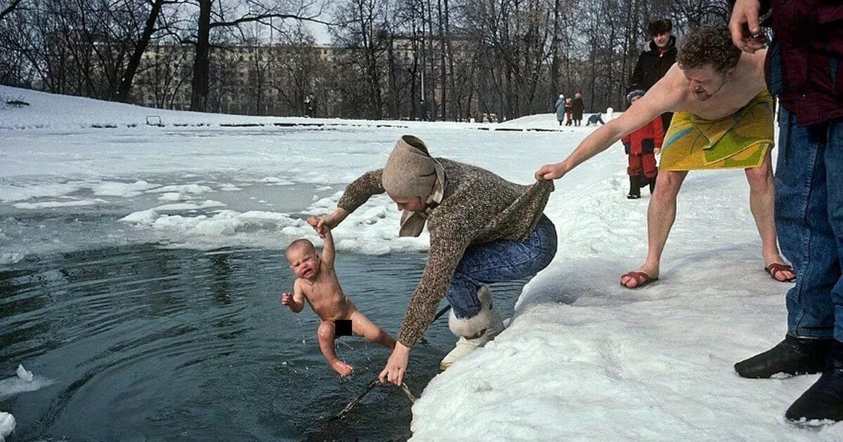 Купание в проруби. Дети в проруби. Купание на крещение. Крещение приколы. Надо искупаться