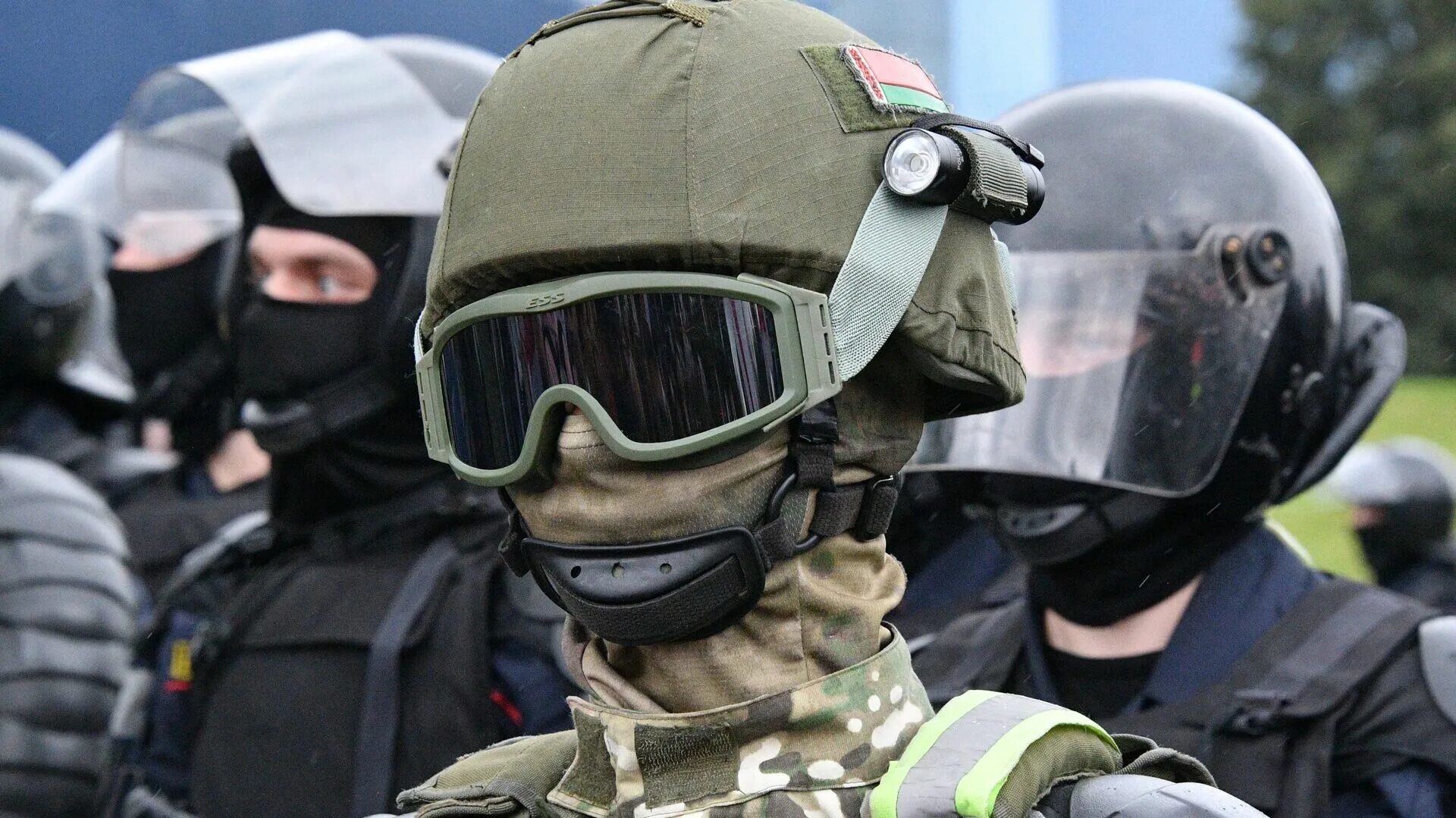 В белоруссии предотвратили серию терактов. Спецназ кгб беларуси. Террористы беларусь. Огромный омоновец. Управление по борьбе с организованной преступностью.