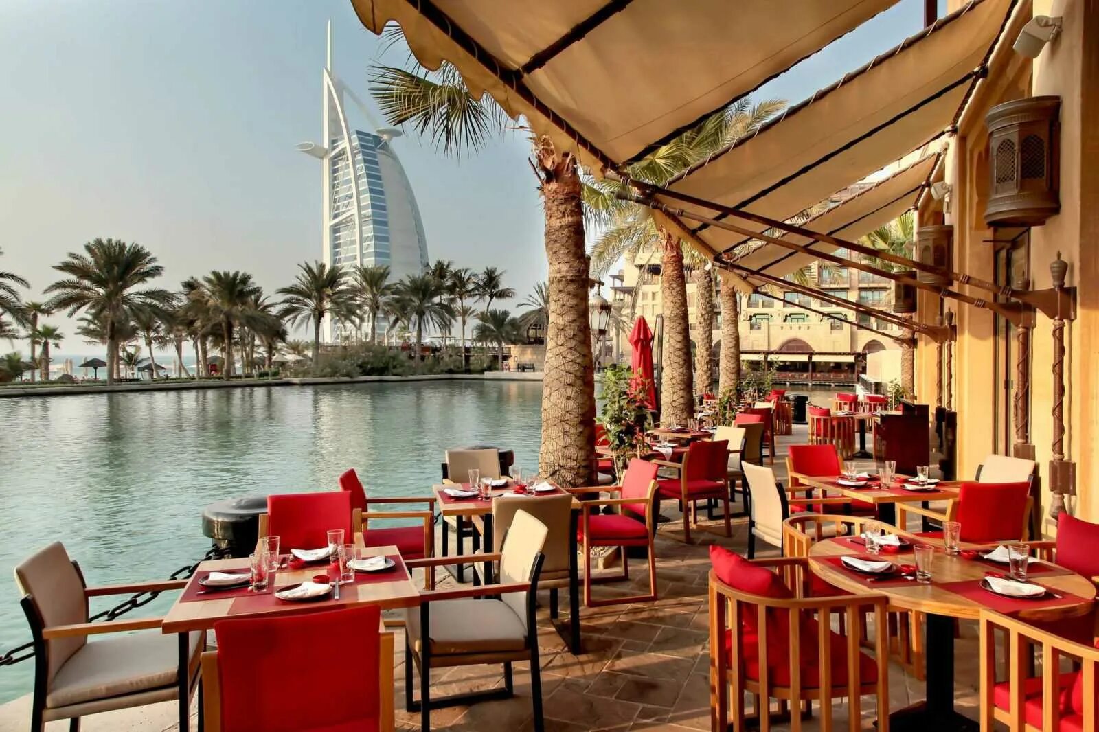 He dine. Madinat Jumeirah Dubai рестораны. Ресторан Avli Дубай. Mina a Salam ресторан. Jumeirah Mina a Salam.