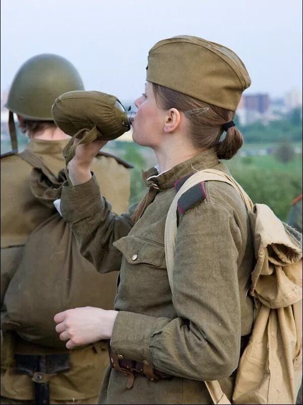 Пьет из фляги. Солдат африканского корпуса вермахта. Солдат с флягой. Девушки пьют из колонки. Пьет из фляги.