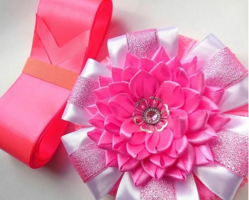 Розовые банты на выписку из роддома. Бантики. Бантик для конверта на выписку. Бант с бусинами. Конверт с бантиком.