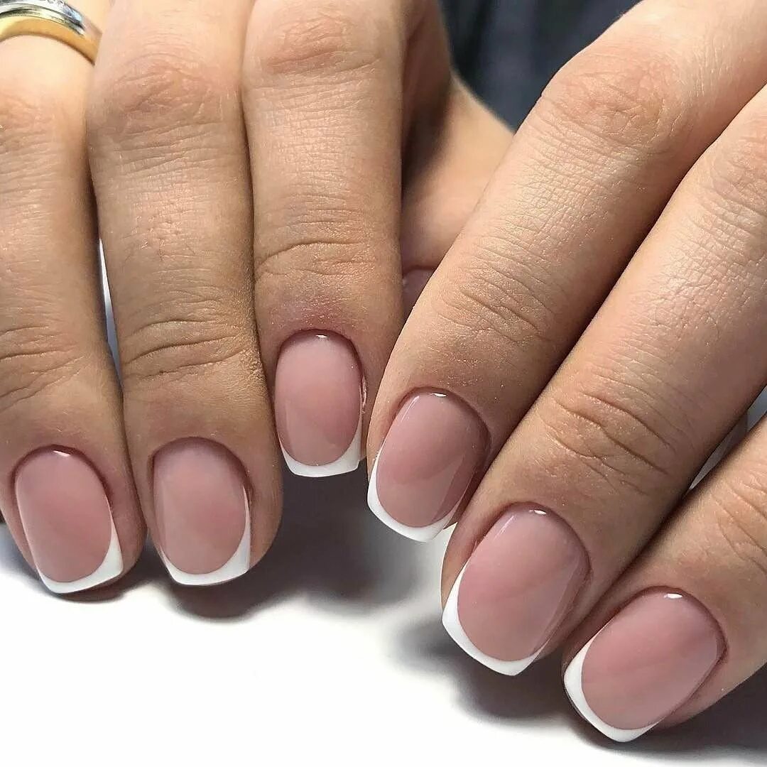 Френч на короткие ногти. Ногти квадрат френч 2024. Ногти квадрат френч 2024. Красивый французский маникюр. Маникюр молочный с розовым френчем.