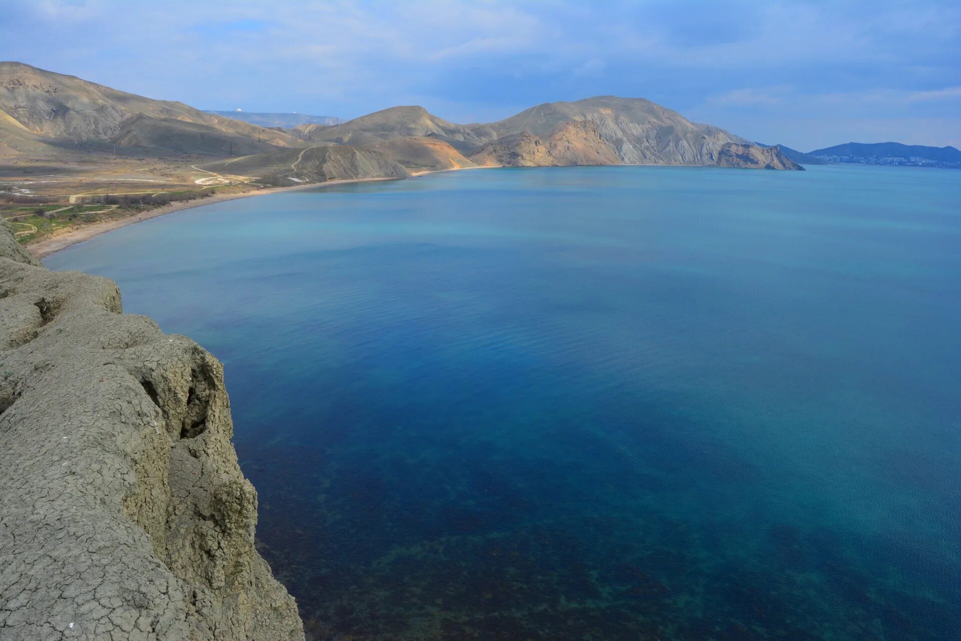 Орджоникидзе вода. Пляж Двуякорная бухта Орджоникидзе. Орджоникидзе Феодосия. Бухта Двуякорная Орджоникидзе Крым. Поселок Орджоникидзе Феодосия.