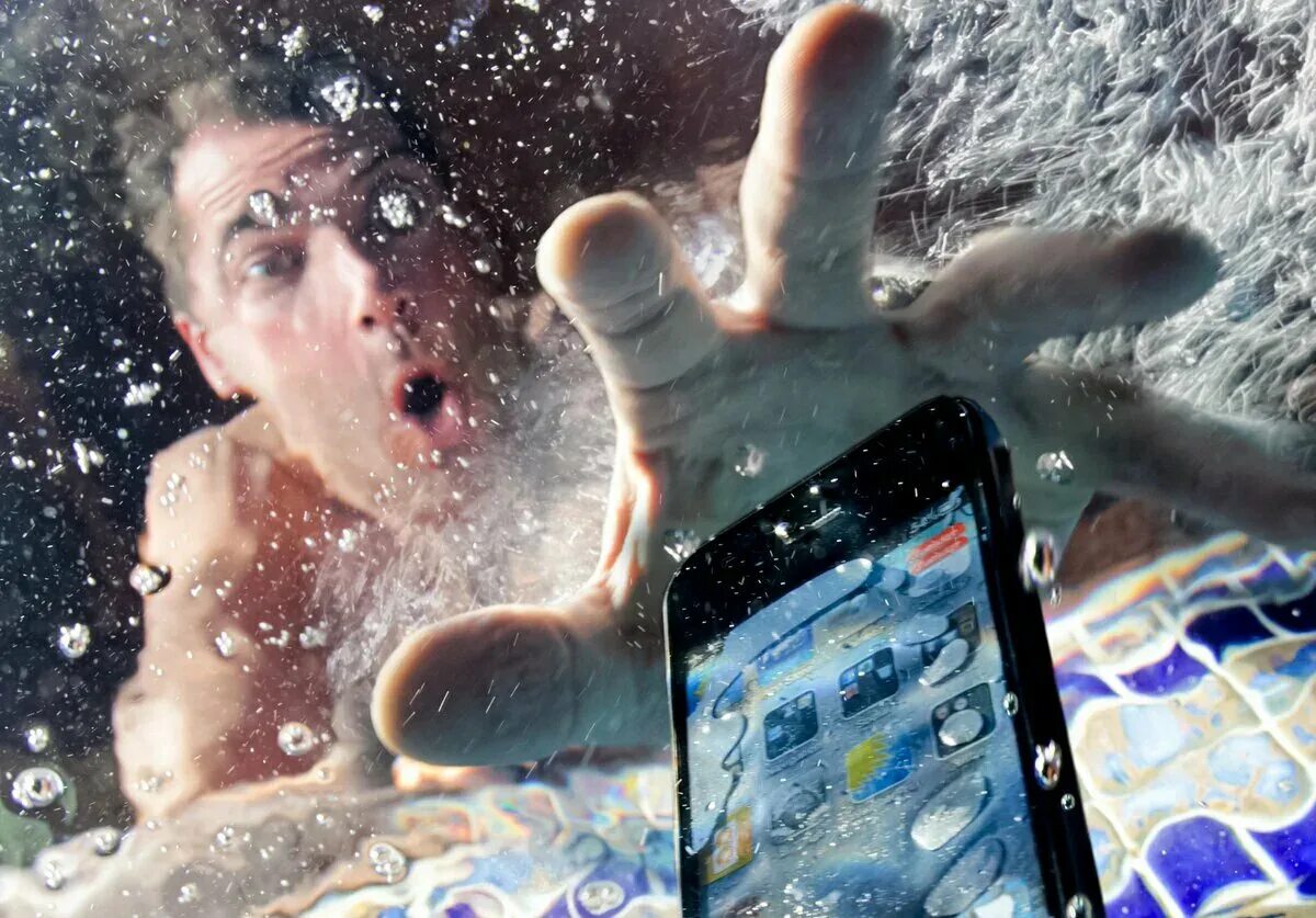 Смартфон падает в воду. Смартфон в воде. Утопил смартфон. Айфон в воде. Экран телефона попала вода делать