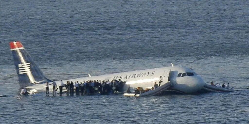 Hudson river plane crash. Самые опасные посадки самолетов на. Воде. Исчезновение пассажирского самолета SKYWAYS. Посадка самолета на пенную подушку.