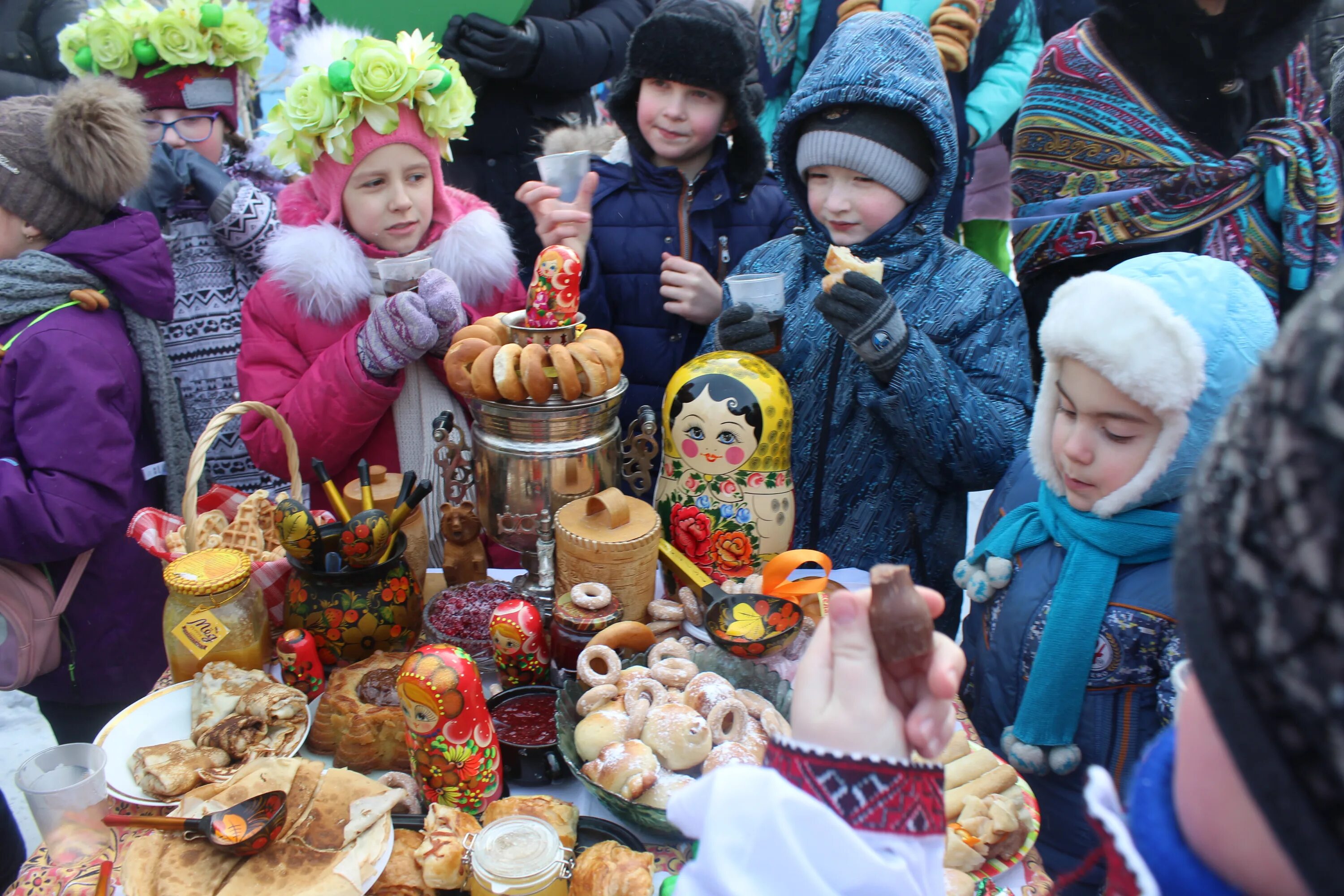 Стол на ярмарку в школе масленица. Ярмарка на Масленицу в школе. Украшение на Масленицу в школе. Украшение стола на Масленицу в школе. Школьная ярмарка на Масленицу.