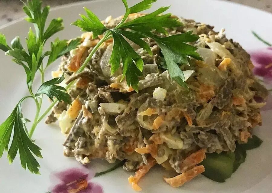 Рецепт Вкусного Салата из Ингредиентов Что Есть Под Рукой! - смотреть видео онла