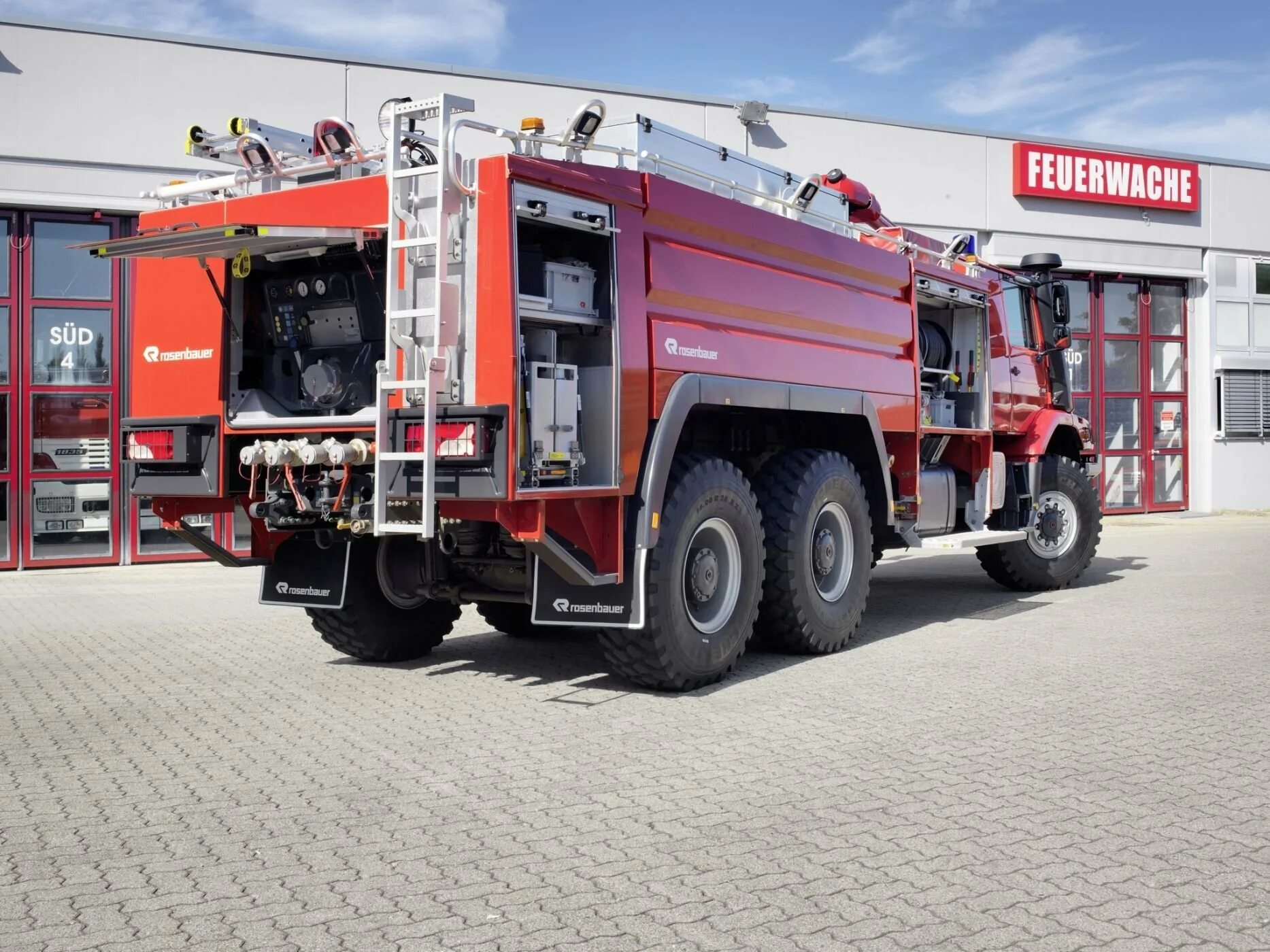 Хранение пожарных автомобилей. Mercedes-Benz Zetros 2733. Mercedes-Benz Zetros 2733 пожарный. Rosenbauer пожарная машина. Пожарная машина Rosenbauer Panther.