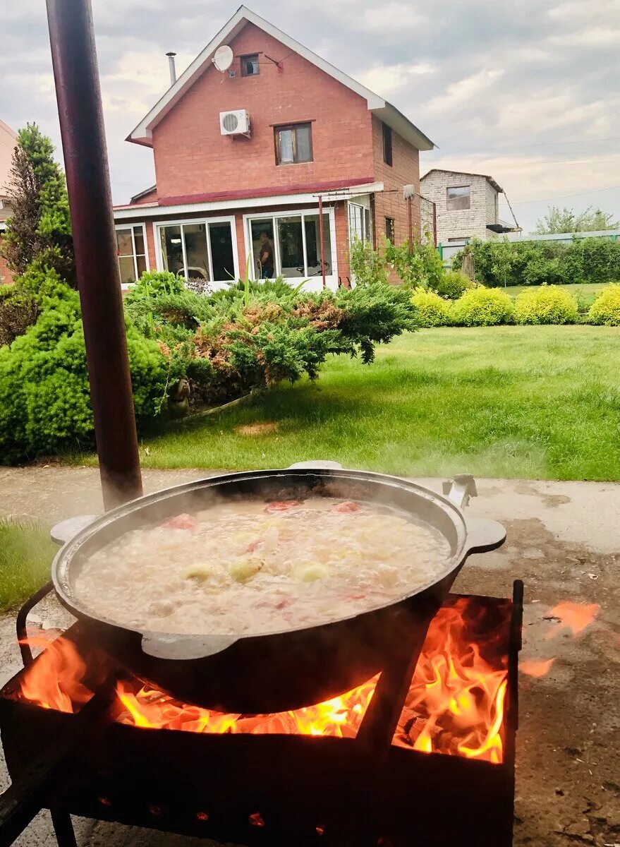 Можно жарить шашлык во дворе частного дома. Шашлыки на даче. Шашлычная на даче. Барбекю на природе. Шашлычный домик для дачи.