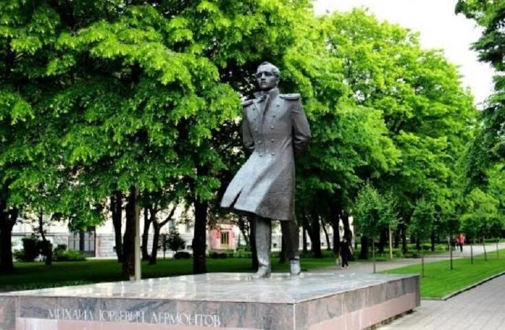 Лермонтовский ставрополь. Памятник м. Лермонтова ставрополь. Памятник михаилу лермонтову в ставрополе. Памятник лермонтову в ставрополе.