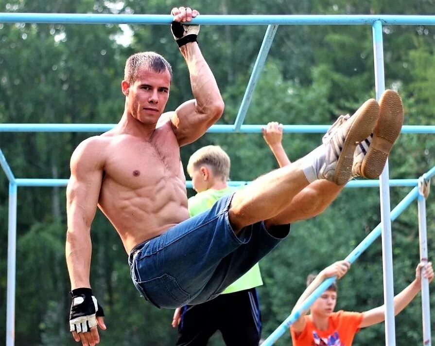 подтягивание на перекладине. подтягивания на одной руке. подтягивания на одной руке техника. 1 подтягивание. подтягивания на турнике одной рукой.