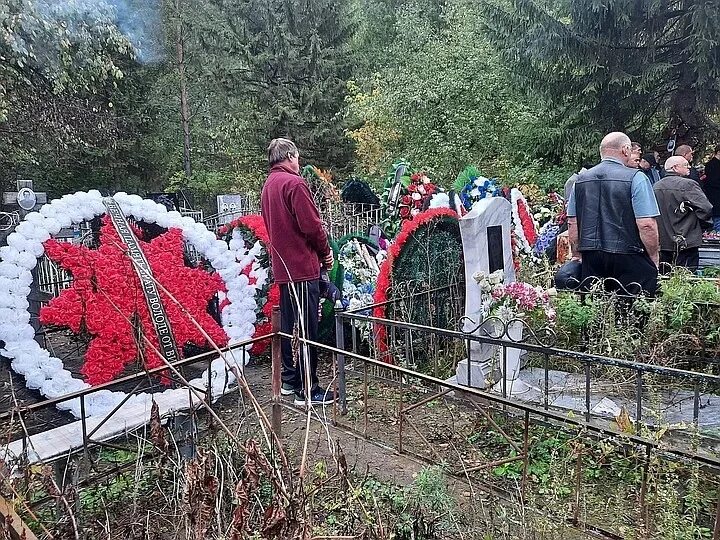 Николая рыжкова похоронили. Похороны вора в законе зятька в Ишиме. Похороны зятькова Сургут. Похороны зятькова Владимира в Ишиме. Могила Владимира зятькова в Ишиме.