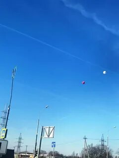 Что за шарики на проводах над дорогой