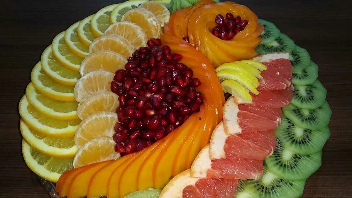 Как красиво разложить фрукты. Фруктовая нарезка. Красивая нарезка фрукто. Фруктовая нарезка на праздничный стол. Красиво нарезать фрукты.