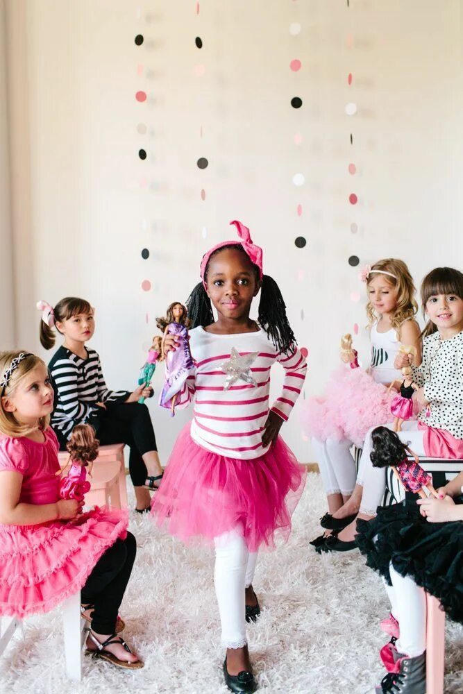 Тематическая вечеринка для девочек. Праздник в стиле барби. Гламурная вечеринка для детей. Тематическая вечеринка в стиле. Тематическая вечеринка 14 лет.