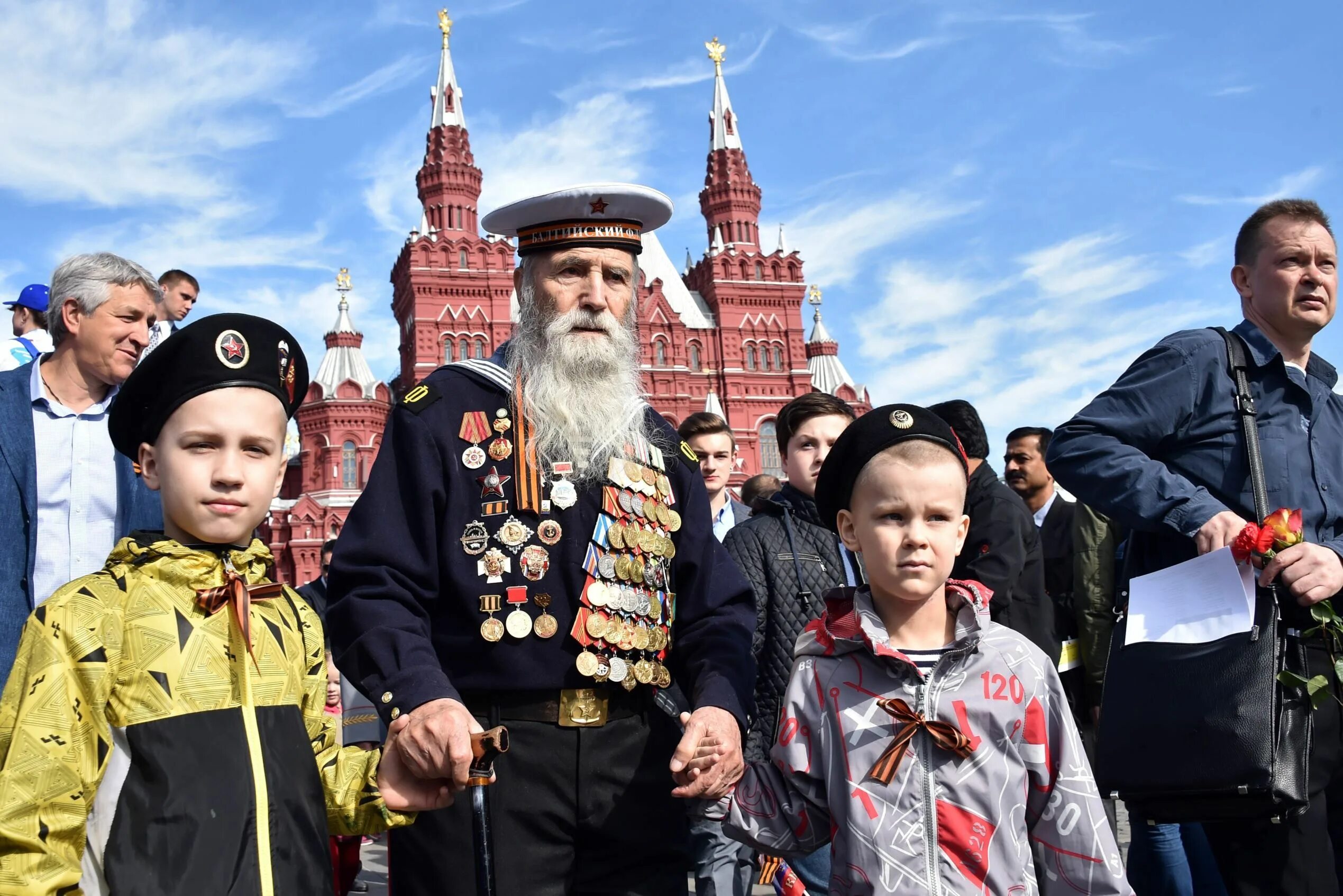 Праздник 9 мая установлен. Дети на параде победы. ветераны на параде 9 мая. ветераны на красной площади. парад победы ветераны с детьми.
