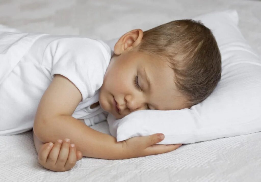 День сна для детей. Подушка для детей. Спящие малыши.
