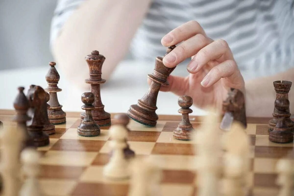О шахмате. Шахматы рука. Руки играющие в шахматы. Игра шахматы.
