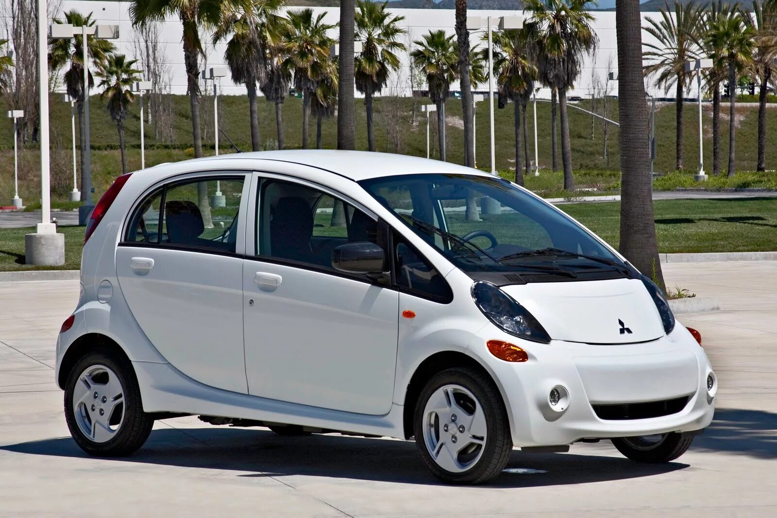 Японские mitsubishi. Mitsubishi i MIEV. Электроавтомобиль Mitsubishi i-MIEV. Электрокар Митсубиси MIEV. Mitsubishi i-MIEV 2011.