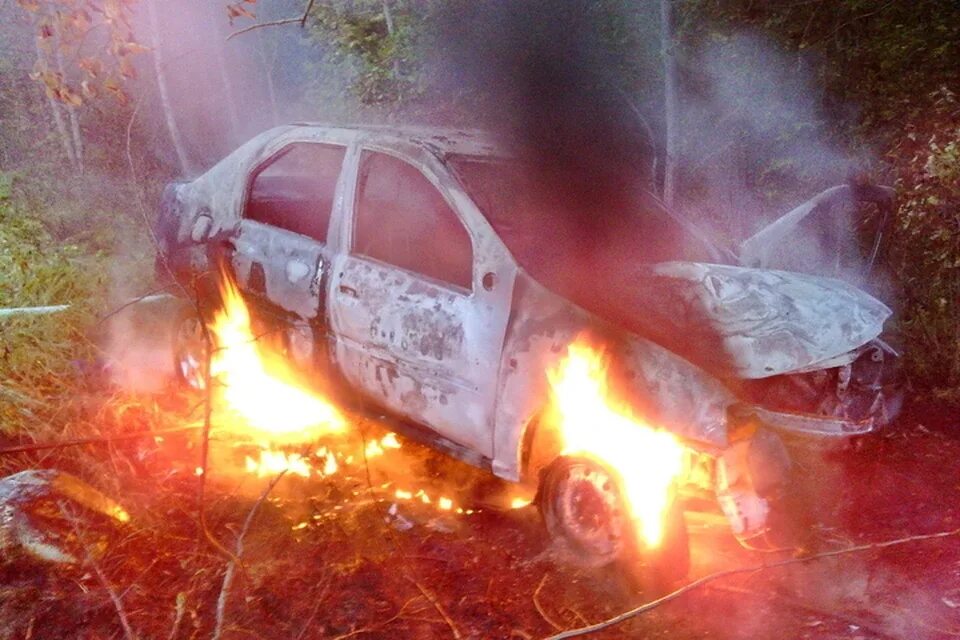 Горящая машина в кювете. Возгорание автомобиля Смоленск. ДТП Смоленская область Починковский район. Происшествия в Смоленской области Сычевского района. Испар сгорел