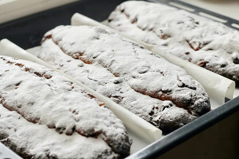 Штоллен рождественский. Рождественский кекс штоллен. Как хранить штоллен для созревания правильно. Форма творожного штоллена. Штоллен творожный рождественский.