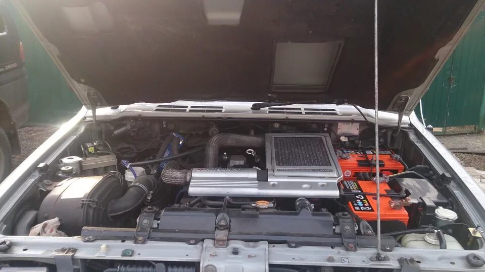 Подкапотка pajero 4. Паджеро 2 аккумулятор. 8 дизель. Паджеро 2 2. Паджеро 3 под капотом.