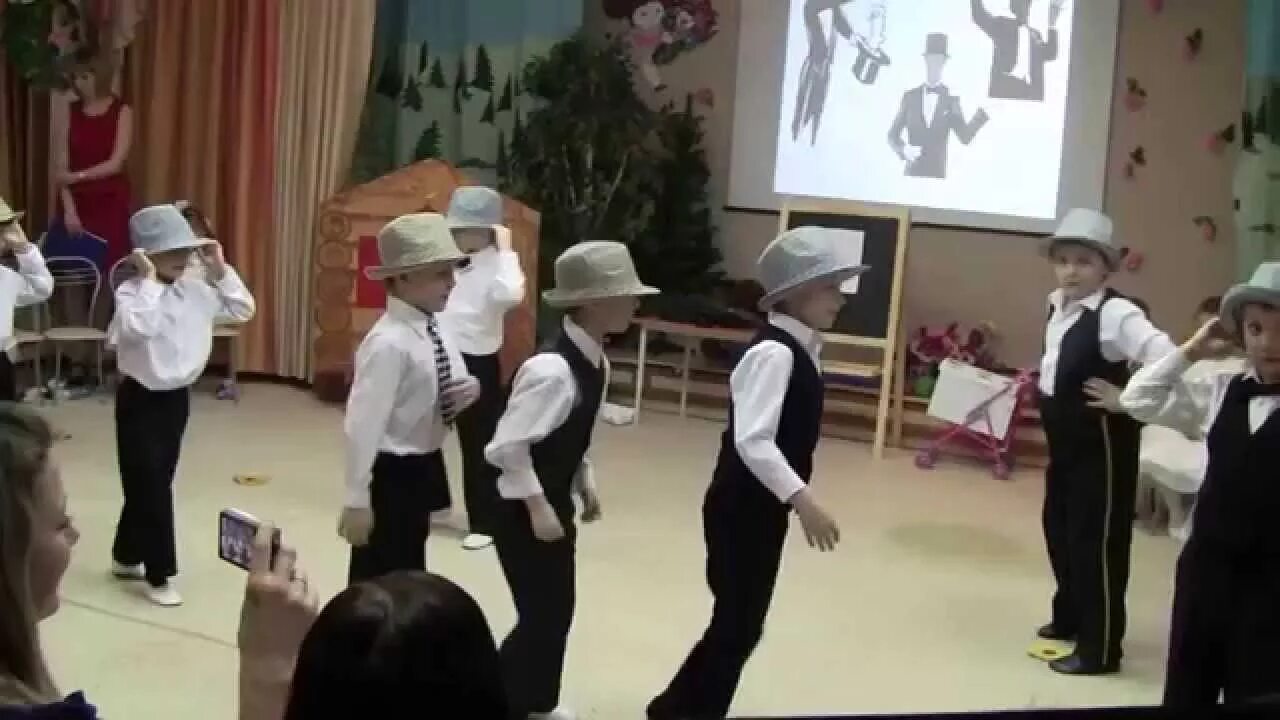 Танец в шляпах в детском саду видео. Танец со шляпами в детском саду. танец со шляпка и в детском саду. шляпка для танца. танец со шляпами взрослые.