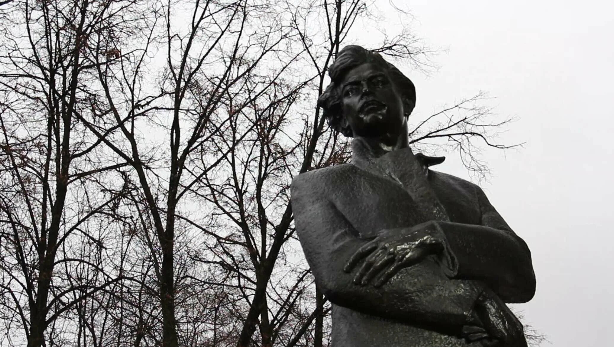 Памятник Богдановичу в Минске. Памятник Максиму Богдановичу. Лірыка максіма багдановіча сачыненне