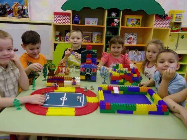 Детская площадка из лего конструктора. Стадион из конструктора. Лего стадион цска. Конструирование стадион в старшей группе. Лего стадион цска.