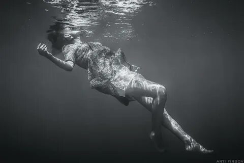 Она в воде и без всего