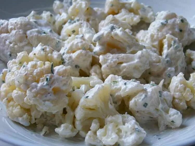 Капуста брынза. Салат с цветной капустой. салат с цветной капустой и яйцом. цветная капуста с яйцом. салат из курицы и цветной капусты.