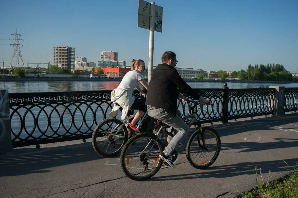 Можно часами прогуливаться по набережной. Нагатинская набережная веломаршрут. велосипед на набережной. велосипедист москва. велопрогулки москва.